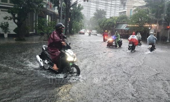 Đà Nẵng tiếp tục mưa lớn, di dời hàng nghìn người dân khỏi vùng ngập lụt