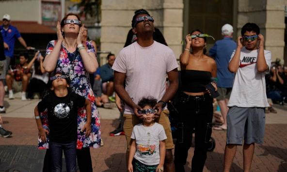 Nhật thực 'vòng lửa' hiếm thu hút người dân trên khắp châu Mỹ