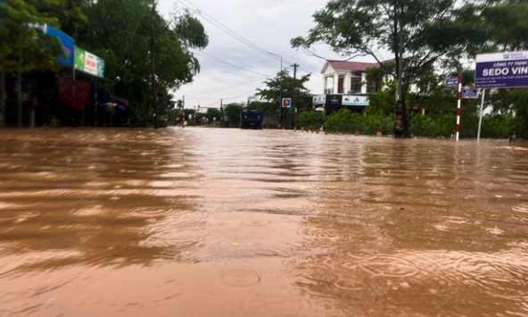 Vùng áp thấp có thể mạnh lên, miền Trung tiếp tục mưa lớn, có nơi trên 700mm