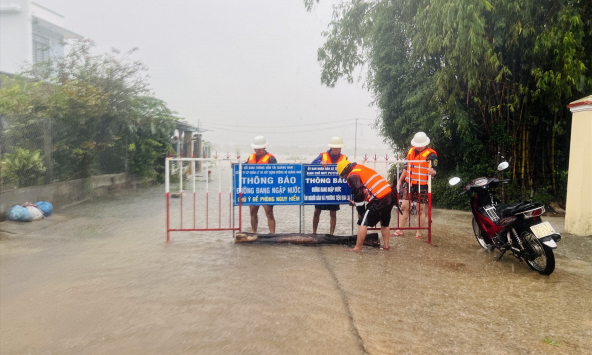 Miền Trung tiếp tục mưa lớn, vùng áp thấp có khả năng mạnh thêm