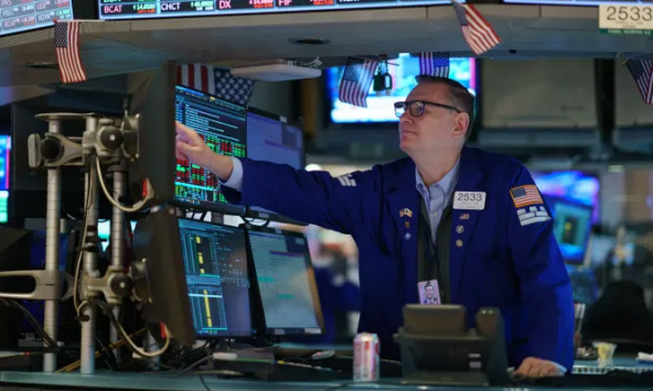 Dow Jones giảm hơn 300 điểm khi lợi suất trái phiếu lập đỉnh 16 năm