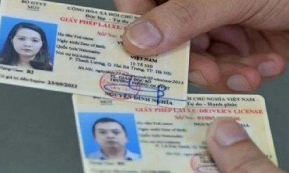 Giảm phí cấp đổi giấy phép lái xe, hộ chiếu trực tuyến