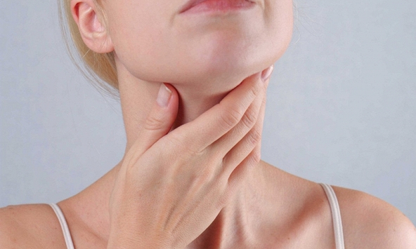 5 bước tự kiểm tra bướu cổ tại nhà