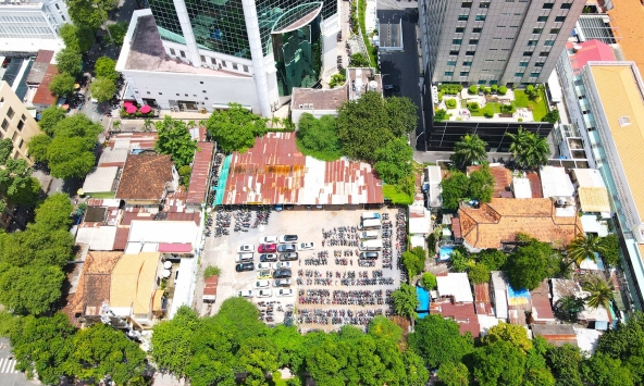 Trước khi bị khởi tố, đại gia Đinh Trường Chinh đã thâu tóm đất vàng quận 1 như thế nào?