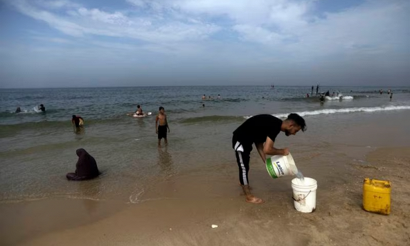 Người dân ở Dải Gaza phải dùng nước biển trong sinh hoạt