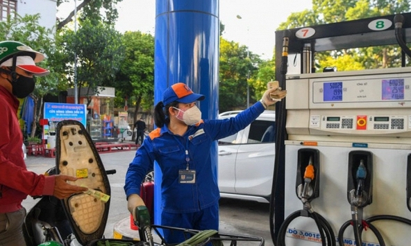 Giá xăng tăng từ 249- 416 đồng/lít, giá dầu giảm