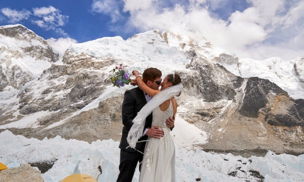 Những đám cưới độc lạ trên núi cao biển sâu