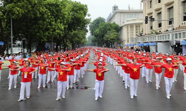 Màn đồng diễn ấn tượng của hơn 2.000 người cao tuổi Hà Nội