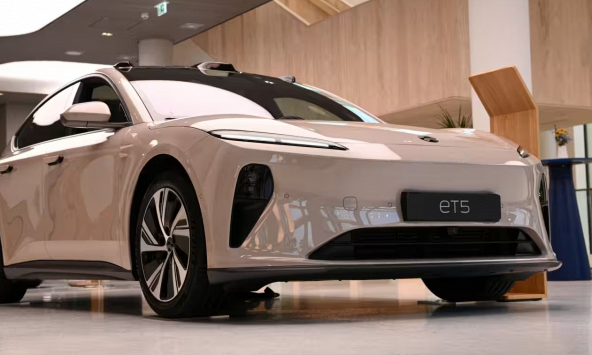 Châu Âu đối mặt với rào cản trong việc thoát khỏi chuỗi cung ứng xe điện của Trung Quốc