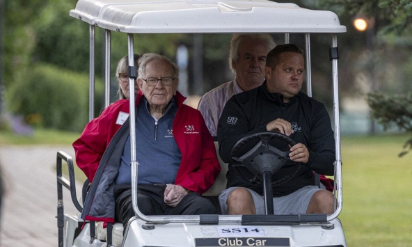 Tập đoàn của Warren Buffett báo lãi kỷ lục, giữ khối tiền mặt hơn 157 tỷ USD