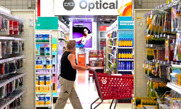 Cơn sốt mua sắm thúc đẩy tăng trưởng kinh tế Mỹ  nhưng lo ngại về lạm phát