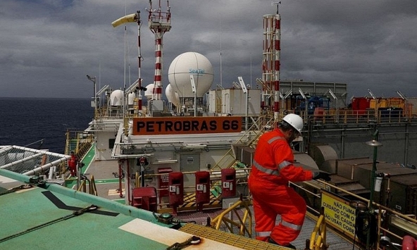 Giá xăng dầu hôm nay 6/11: Chìm trong sắc đỏ