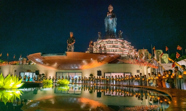 Chủ tịch Hội đồng trị sự GHPGVN trồng cây tại núi Bà Đen dịp lễ Vía Quán Thế Âm xuất gia