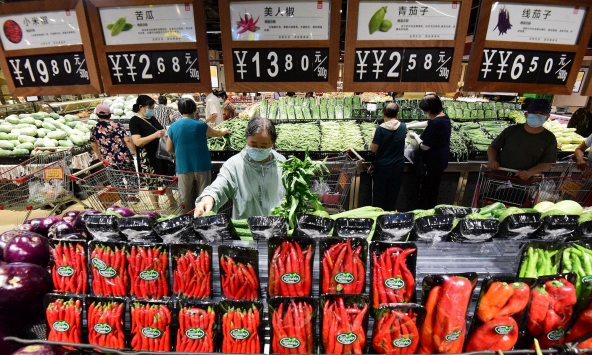 Phương Tây đối phó với giá cả tăng, Trung Quốc lại lo giảm phát