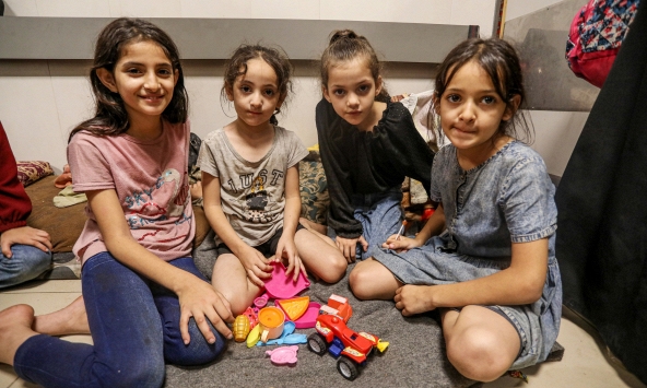 Niềm an ủi nhỏ nhoi của trẻ em Gaza giữa làn bom đạn