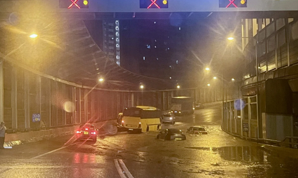 Hồng Kông tạm dừng giao dịch chứng khoán lần thứ hai trong tuần do cảnh báo 'mưa đen'