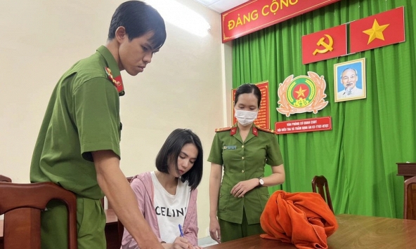 'Nữ hoàng nội y' Ngọc Trinh bị bắt