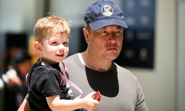 Vợ cũ không thể tìm được Elon Musk để tống đạt giấy tờ nuôi con