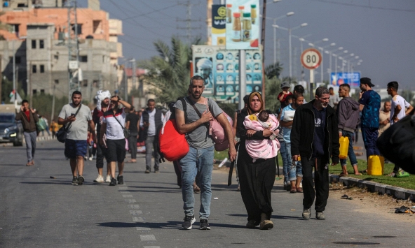 Người Palestine mò mẫm trong đêm tối dưới làn đạn của Israel