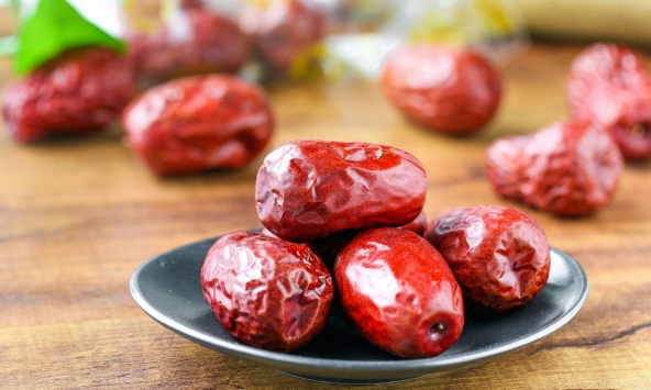 Táo đỏ khô ăn sống được không?