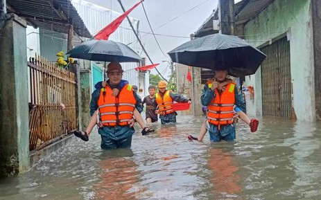 Miền Trung lại gồng mình đón lũ, Bắc bộ đón khí lạnh đầu mùa