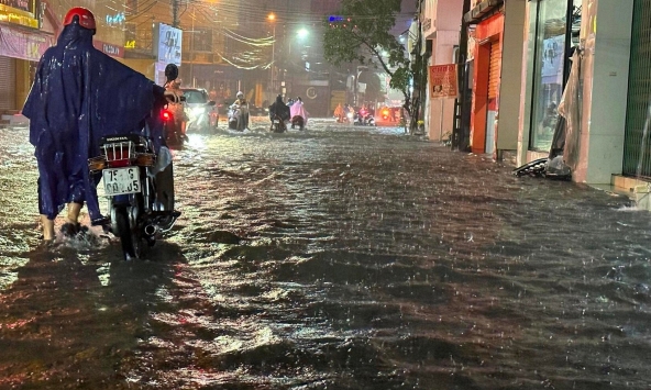 Đường phố Huế biến thành 'sông', người dân bì bõm trong biển nước