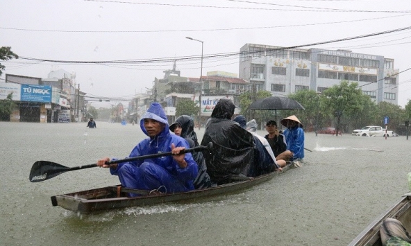 Miền Trung đối mặt tổ hợp thiên tai, thiệt hại nặng nề do mưa lũ