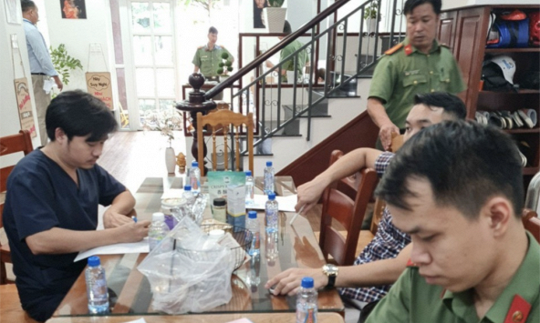 'Mr. Lee' bị đình chỉ vẫn lén lút hoạt động