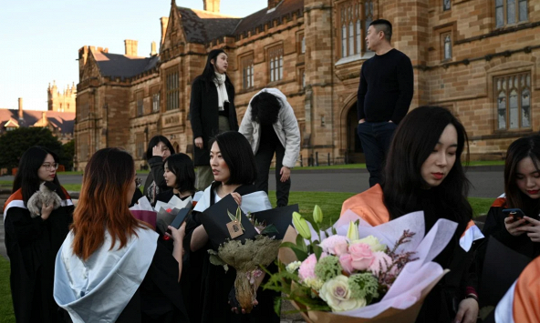 Khi các gia đình Trung Quốc cắt giảm chi phí, việc du học trở nên khó khăn hơn