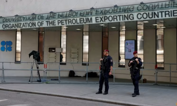 Dầu kéo dài đà tăng khi OPEC+ cân nhắc cắt giảm sâu