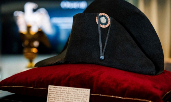 Chiếc mũ của Hoàng đế Napoleon được bán với giá kỷ lục tại Pháp