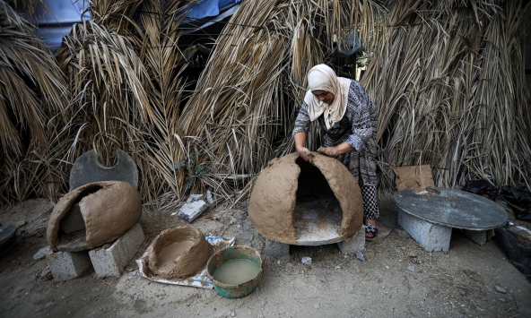 Thiếu nhiên liệu, người dân Gaza chuyển sang sử dụng lò đất sét truyền thống