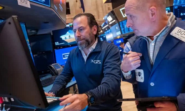 Dow Jones tăng vọt gần 200 điểm trước Lễ Tạ Ơn