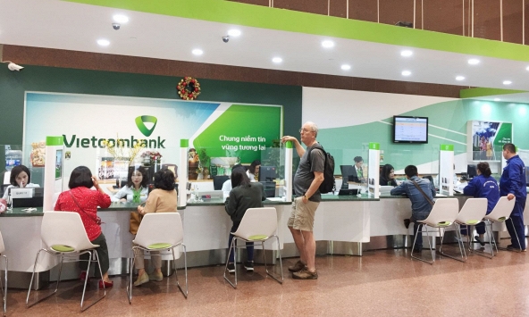 Vietcombank dư thừa tiền, lợi nhuận giảm