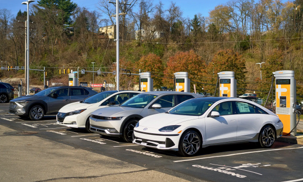 Các nhà sản xuất toàn cầu giảm chi tiêu cho xe điện khi nhu cầu chậm lại