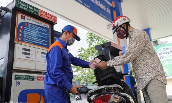 Giá xăng RON92 tăng 100 đồng/lít