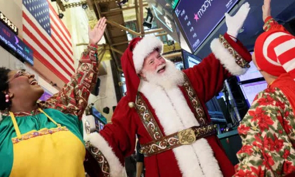 Tăng hơn 300 điểm, Dow Jones lập đỉnh mới trong năm 2023