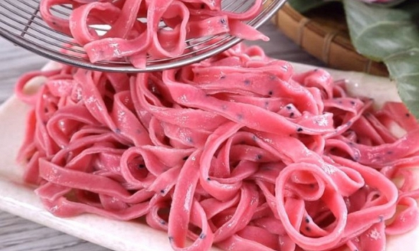 Món ngon mỗi ngày: Cách làm mì thanh long dai ngon, độc lạ ngay tại nhà