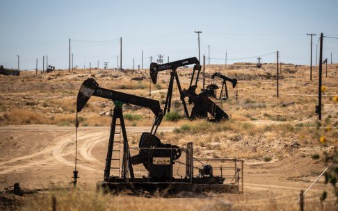 Giá xăng dầu hôm nay 2/12: Giảm mạnh do áp lực cắt sản lượng dầu từ OPEC+