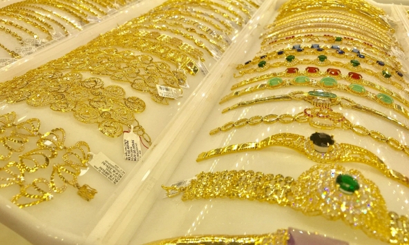 Giá vàng hôm nay 2/12: Thế giới tăng dựng đứng