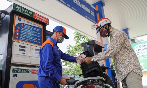 Giá xăng giảm gần 700 đồng/lít