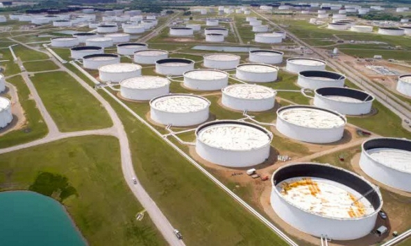 Dầu thô Mỹ trượt dài gần 4% do thương nhân lo lạm phát ảnh hưởng đến nhu cầu