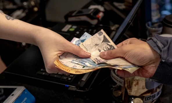 Đồng peso phá giá hơn 50% trong cải cách kinh tế mới