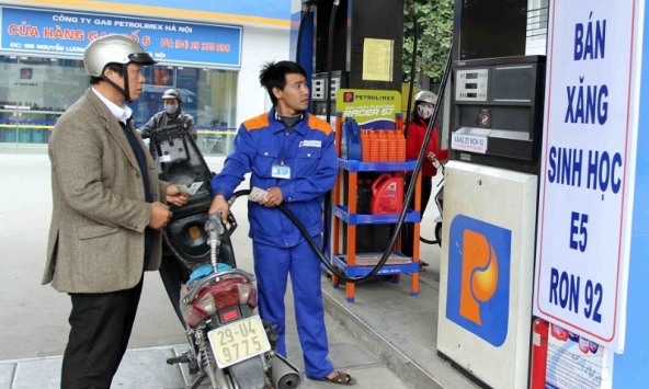 Giá xăng giảm mạnh gần 1.000 đồng/lít