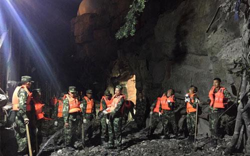 Hàng trăm người thương vong sau trận động đất ở Trung Quốc