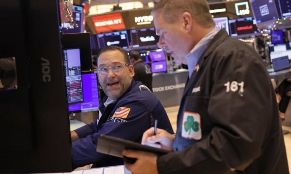 S&P 500 tiến gần mức kỷ lục, Dow Jones tăng gần 300 điểm