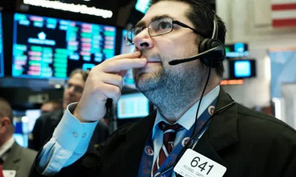 Dow Jones lao dốc gần 500 điểm, đứt nhịp tăng kéo dài 9 phiên