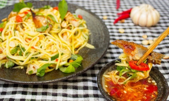 Món ngon mỗi ngày: Cách làm gỏi xoài khô cá lóc hấp dẫn