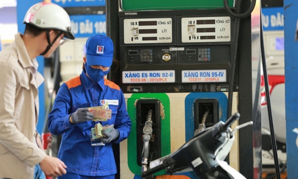 Giá xăng vượt 22.000 đồng/lít