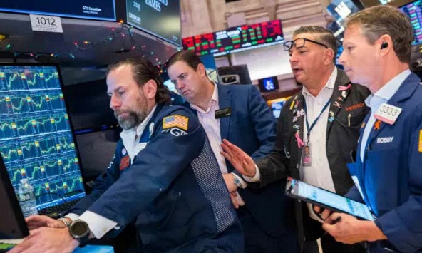 S&P 500 sắp chạm ngưỡng kỷ lục